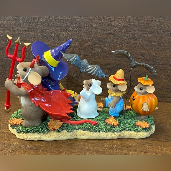 CHARMING TAILS We’re a Kooky Spooky Family Halloween Figurine by Fitz & Floyd - Picture 8 of 15